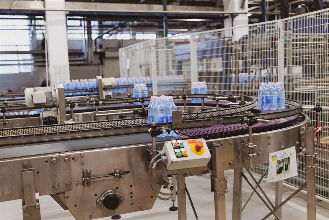 Automated bottling line in a modern food and beverage factory